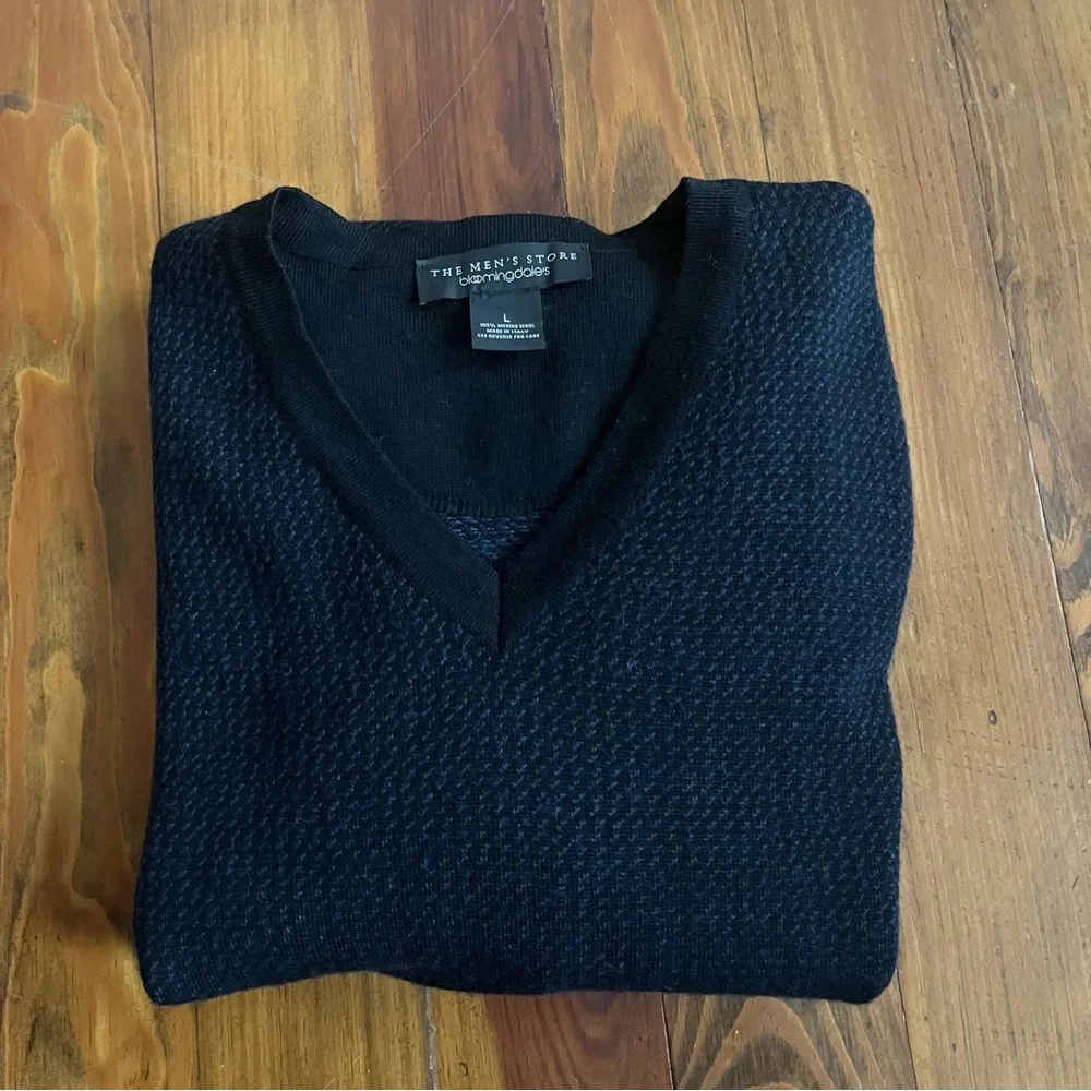 Bloomingdales The Men’s Store 100% Merino Wool V-Neck Sweater Navy Blue L Preppy